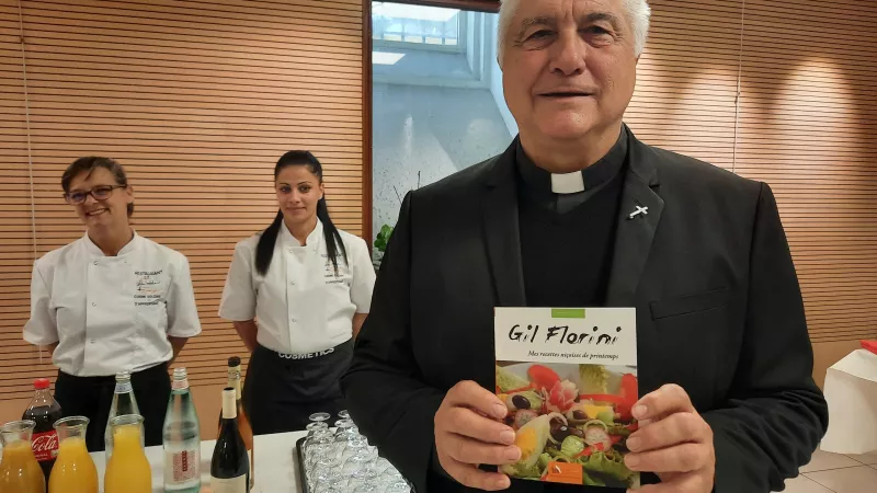 Le Père Florini et les apprenants du Forum Jorge François - RCF