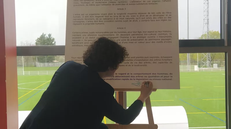 La Maire de Strasbourg, Jeanne Barseghian, signant la Déclaration des droits de l'arbre - © Laurette Halgand, RCF Alsace