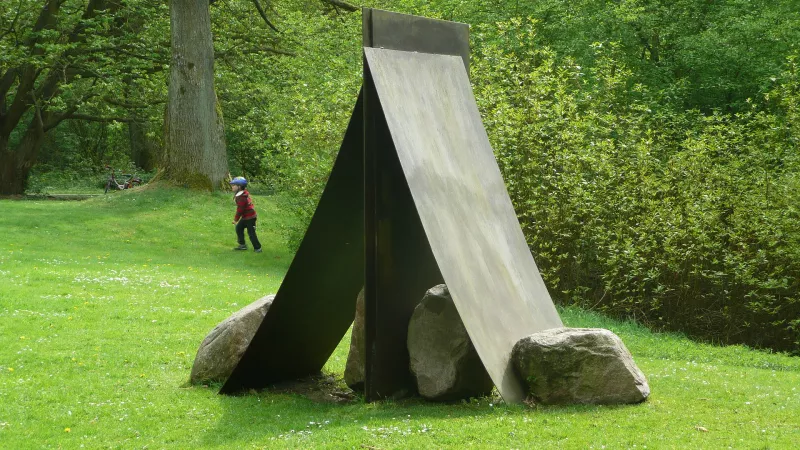 Lee Ufan: Relatum with four stones and four irons, 1978. Schlosspark Haus Weitmar, Bochum, Germany./Wikimedia Commons