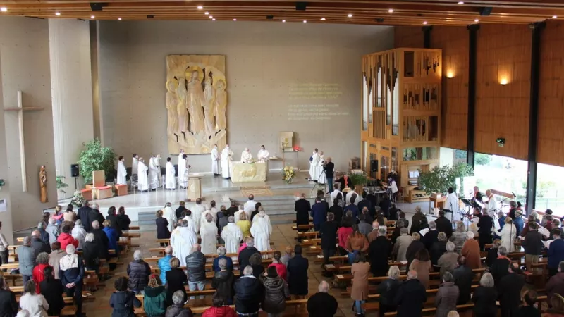 ordination diaconale en l'église Sainte-Bernadette d'Annecy