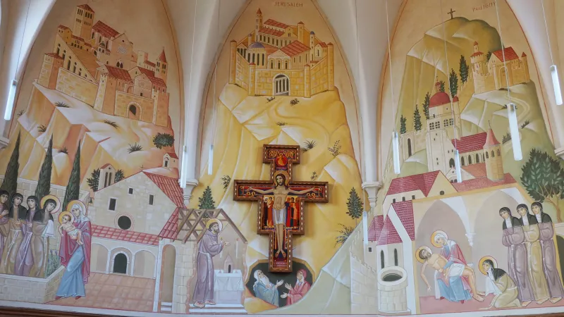 La fresque de la chapelle de Poligny, signée Paulo Orlando, avec, au centre, la croix de Saint-Damien ©RCF / Amélie Gazeau