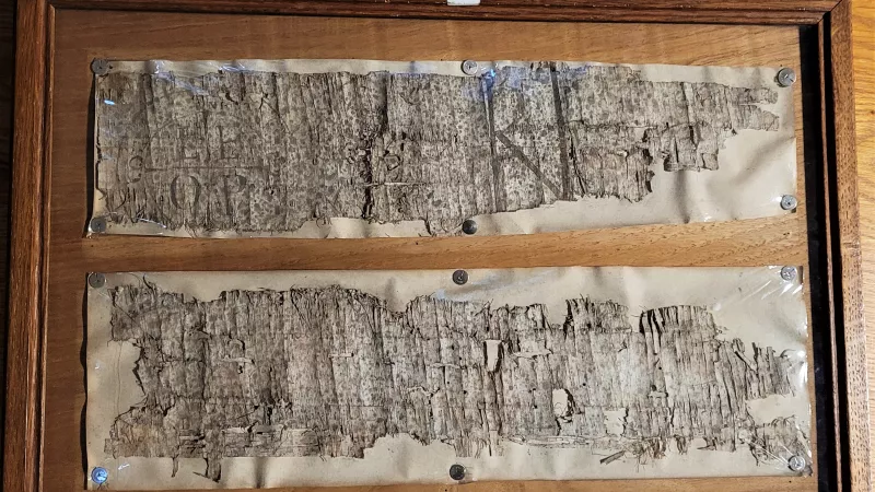Les 2 en-têtes de "bulles papales" écrites sur un papyrus sont très dégradées et nécessitent une intervention en urgence © Martin Obadia