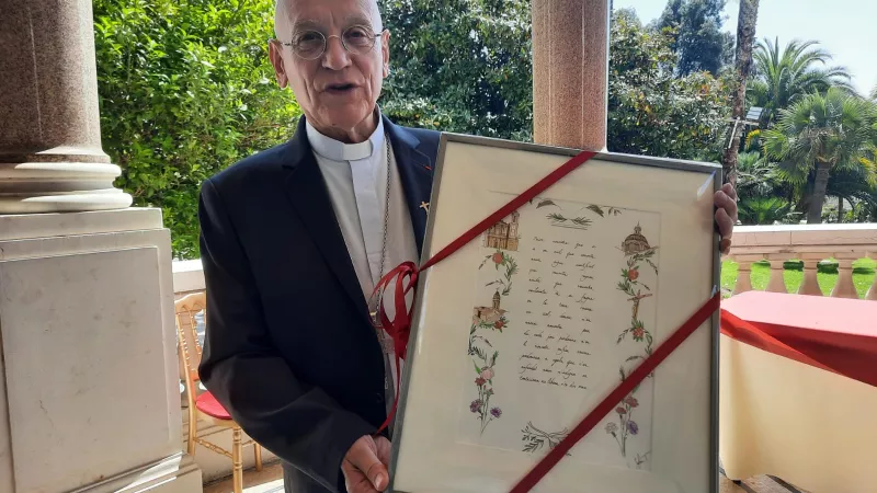 Mgr Marceau avec un de ses cadeaux: le Notre Père en niçois - RCF 