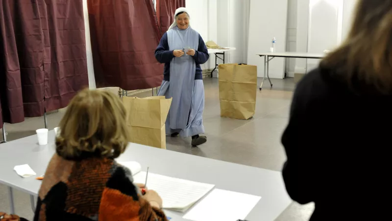 Une moniale des Fraternités monastiques de Jérusalem vote pour le second tour des élections municipales, le 30/03/2014, Paris (75) ©P.RAZZO/CIRIC