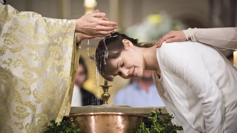En 2022, le nombre d'adultes baptisés dans la nuit de Pâques est en hausse malgré la pandémie de Covid-19 et le rapport Sauvé (Photo : baptême d'adulte en 2018 ©Corinne SIMON/CIRIC)