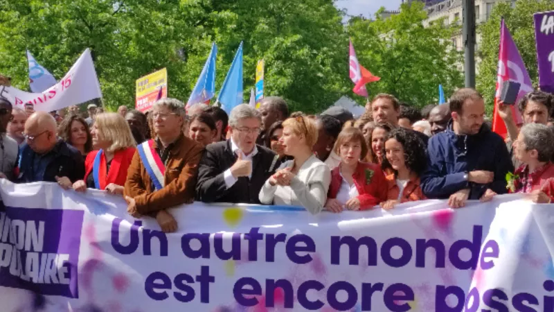Jean-Luc Mélenchon et ses troupes défilant le 1er mai et appelant à l'Union de la gauche (®Aurélien Vurli RCF Orne)