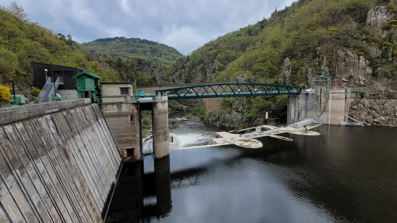 La retenue d'eau du barrage de Poutès a été abaissée de 20 à 7 mètres de haut. Les 3 vannes qui permettaient d'évacuer l'eau en cas de crue ont été supprimés ainsi que la structure qui a été déconstruite. A gauche : la prise d'eau © Martin Obadia