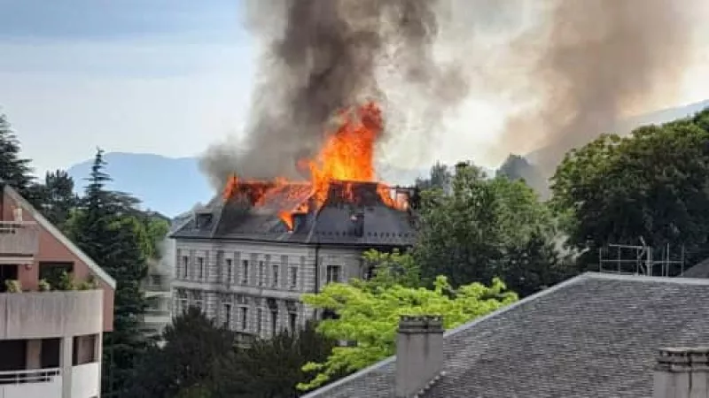 La sous-préfecture de Saint-Julien en Genevois en proie aux flammes ©CD74
