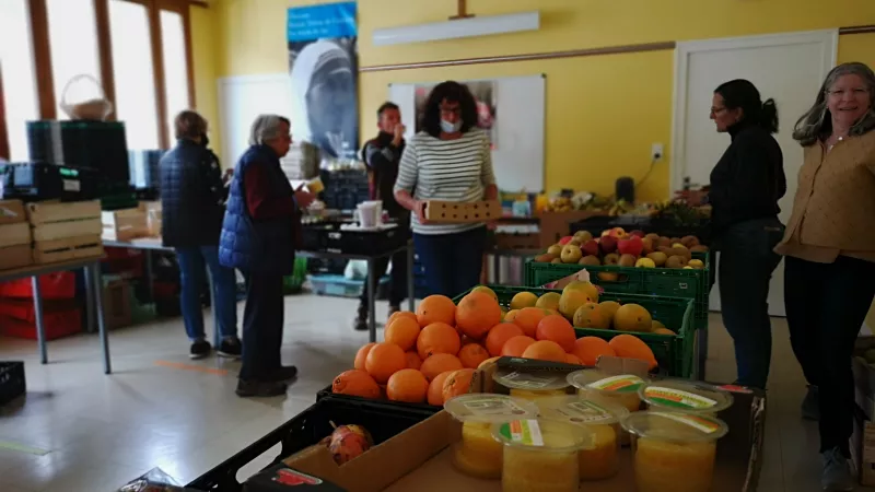Distribution alimentaire dans la salle paroissiale de Sévrier, avec des membres de la paroisse et habitants du secteur ©2022 RCF Haute-Savoie