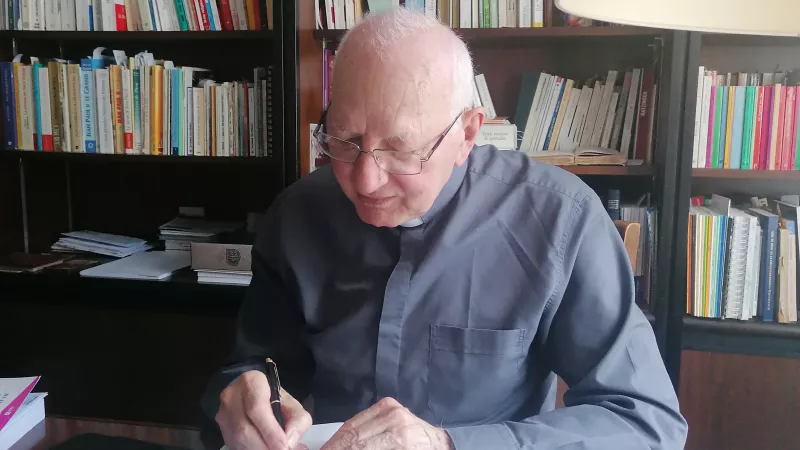 Mgr Guy Bagnard dédicace son livre - mai 2022 à Ars (photo F Asensio)