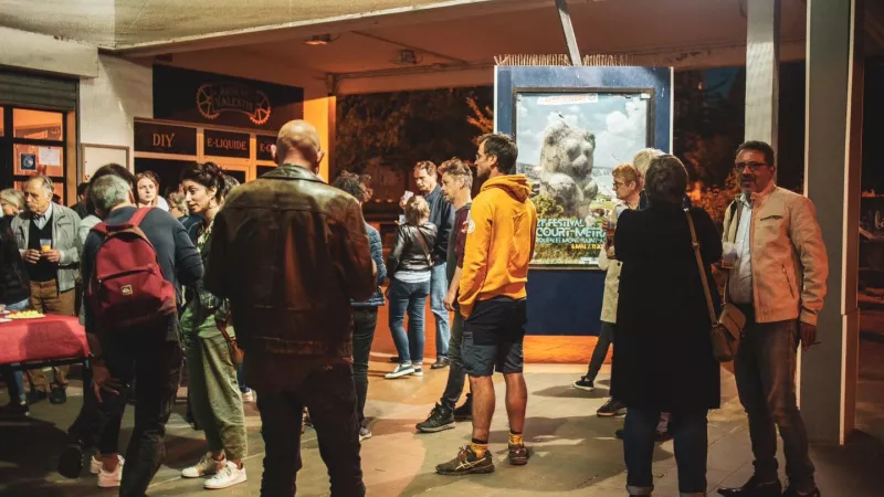 Les spectateurs à la sortie du cinéma Ariel à Mont-Saint-Aignan : © Justine Decroix