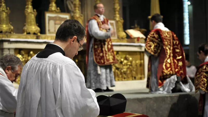 Une messe célébrée selon le rite de la liturgie préconciliaire, au sein de la Fraternité sacerdotale Saint-Pierre, le 16/11/2013 ©P.RAZZO/CIRIC