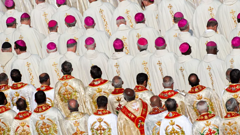 13 octobre 2019 : De nombreux évêques rassemblés place Saint Pierre pour lors de la célébration de la messe de canonisation de cinq bienheureux, avec, au premier plan, ceux de L'Eglise catholique syro-malabare (Inde). Vatican./ M.MIGLIORATO/CPP/CIRIC