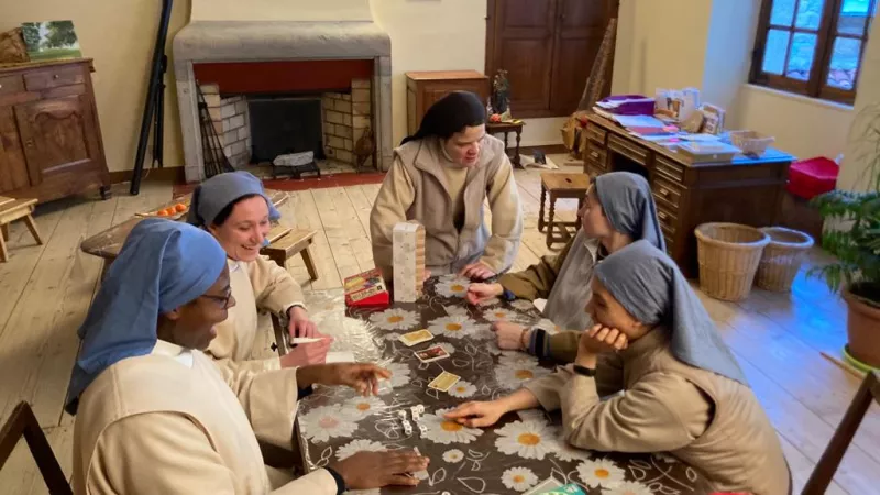 Quelques soeurs clarisses du monastère de Poligny en train de faire un jeu de société / Madeleine Vatel  RCF