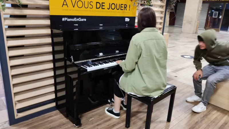 Le piano de la gare de Nancy en accès libre, utilisé par les usagers de la gare. ©RCF Lorraine Nancy. 