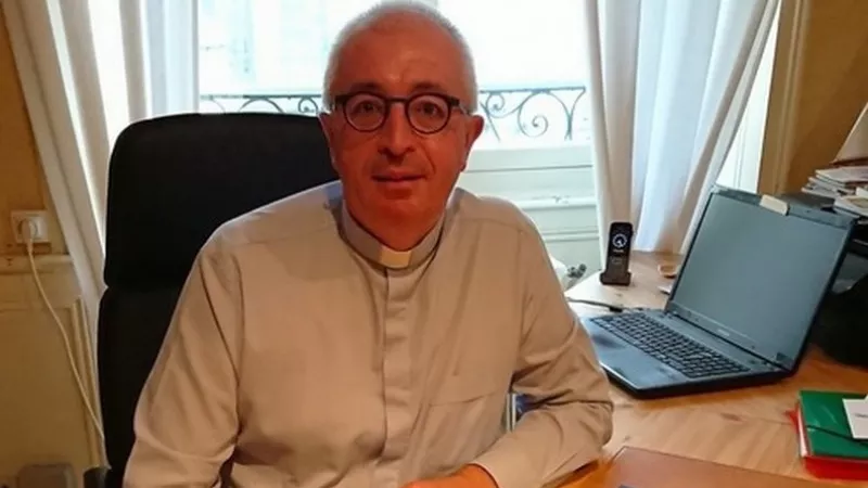 Le père Patrice Marivin à son bureau ©RCF Sud Bretagne