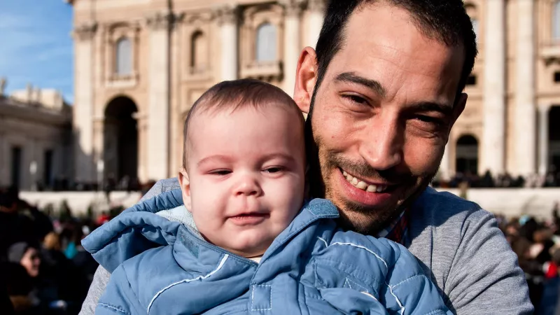 Un père et son enfant place Saint-Pierre à Rome ©M.MIGLIORATO/CPP/CIRIC