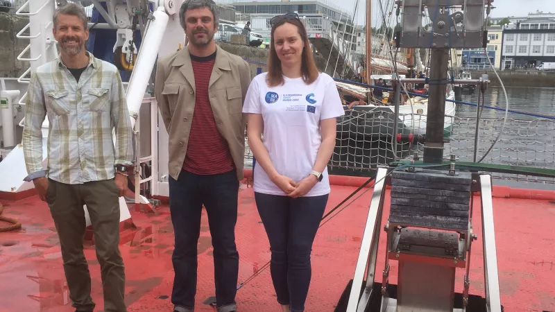 Trois chercheurs impliqués dans la mission océanographique SEA-EU, sur le pont de l'Oceanograf : Matthieu Waeles (UBO), Jérôme Goslin (IFREMER) et Aleksandra Brodecka-Goluch (Université de Gdansk) - ©Ronan Le Coz