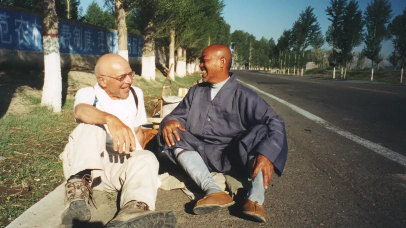 Bernard Ollivier et un moine lors d'une de ses multiples marches / Bernard Ollivier