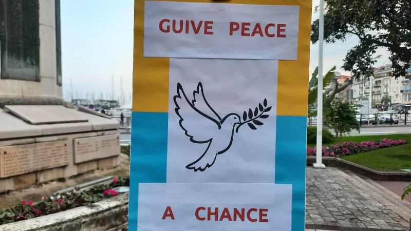 Une pancarte en soutien à l'Ukraine dans les rues de Cannes - Photo RCF 