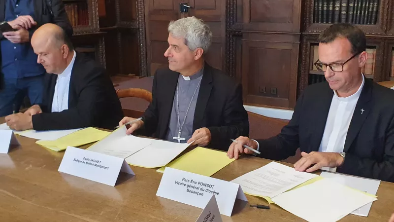 Mgr Garin, Mgr Jachiet et le Père Poinsot ont signé le protocole © Chloé Vernet