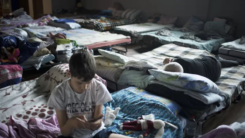  Depuis le debut de la guerre en Ukraine, des centaines de refugies affluent quotidiennement dans les centres d accueil de la ville de Dnipro. Si au debut ils venaient de tout l Est du pays, aujourd hui ils viennent principalement de la region du Donbass. Dnipro, le 24 mai 2022. Photographie par Fiora Garenzi / Hans Lucas.