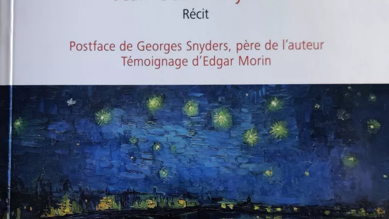 Paysage bleu nuit, au bord de l'eau, sur la couverture du livre de Jean-Claude Snyders.