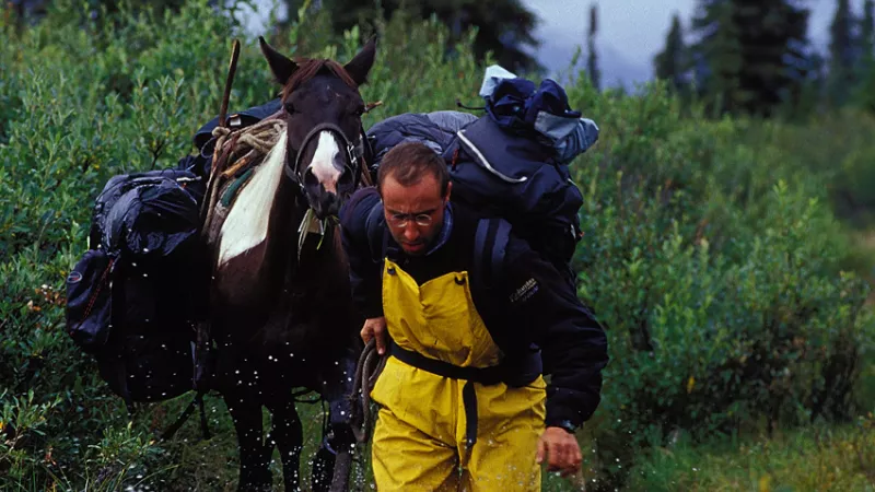 Philippe Lansac, créateur du podcast "Quand j'serai grand", traversant l'Alaska à cheval