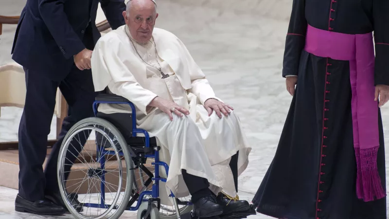En raison de douleurs au genou, le pape François se déplace de plus en plus fréquemment en fauteuil roulant, ici le 17/08/2022 au Vatican ©Massimiliano Migliorato / Hans Lucas