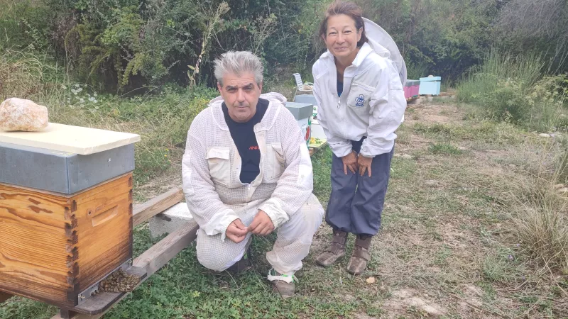 Cyril Gaudin apiculteur professionnel et Valérie élève du rucher-école de Colomars - Photo : RCF Nice Côte d'Azur 