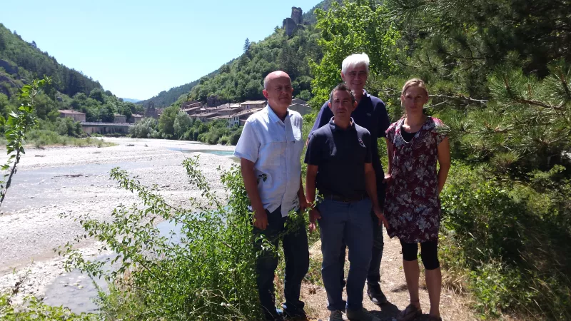 Des élus à côté de la rivière Drôme particulièrement à sec