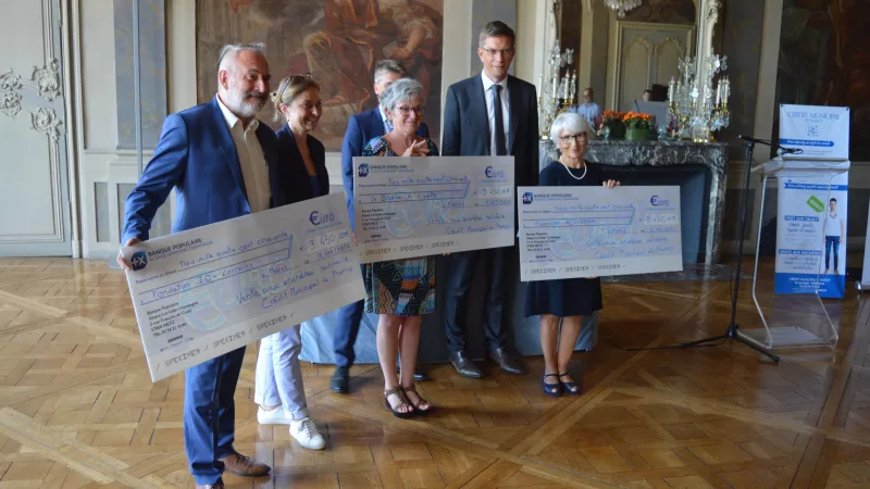 Trois associations de l'agglomération nancéienne ont reçu cette semaine un chèque de 3 450 € chacune. Ici avec le maire de Nancy, Mathieu Klein ©Nathan Ripert / RCF. 