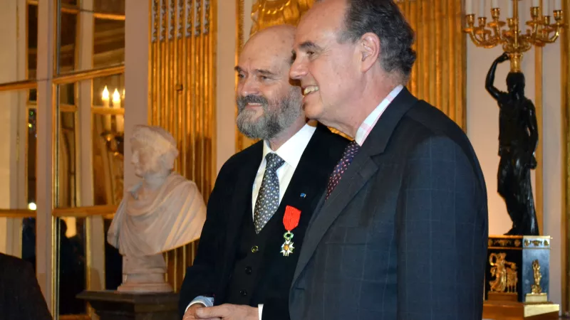 Arvo Pärt recevant la Légion d'honneur des mains de Frédéric Mitterrand en 2011. © Wikipedia.
