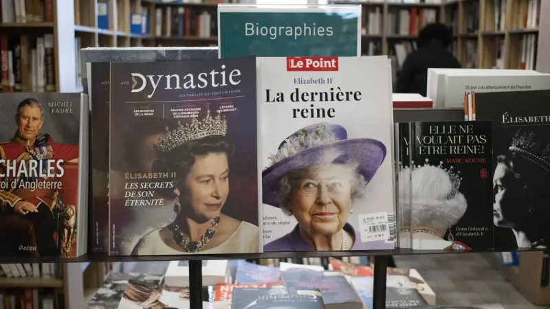 Livres et magazines sur la reine Elizabeth dans une librairie à Paris, le 14/09/2022 © Magali Cohen / Hans Lucas