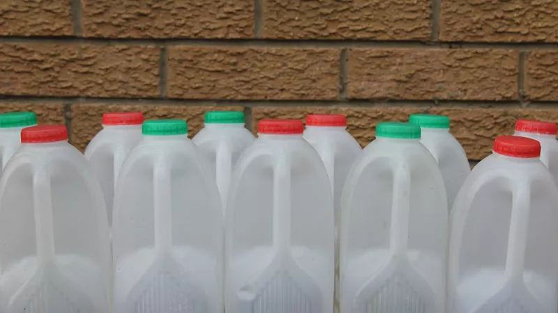 Le litre de lait en grandes surfaces est vendu entre 0,78 et 0,80 €.