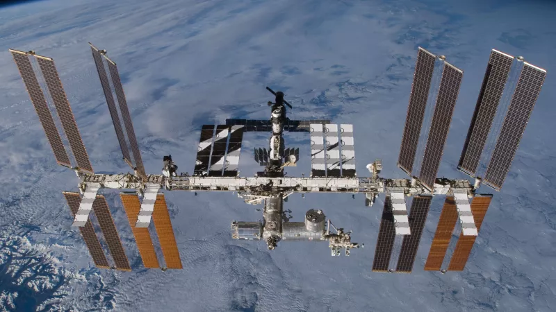 Station spatiale internationale (ISS) Photo: NASA/Équipage de STS-129, domaine public