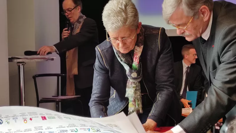 Geneviève Darrieussecq est venue à Alençon signer la charte Romain Jacob avec 30 acteurs du handicap dans l'Orne (@Aurélien Vurli/RCF)