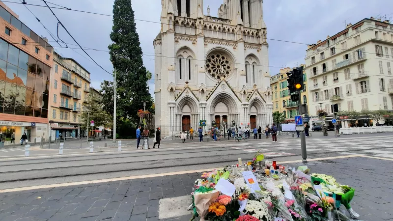 Les fleurs devant la basilique Notre-Dame de l'Assomption à Nice - Archives RCF