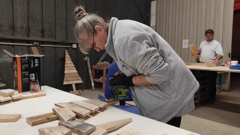 A Saumur, l'atelier bois d'Asure transforme des palettes de récupération en sapins de Noël (photo), en composteurs ou en bois de chauffage. ©RCF Anjou