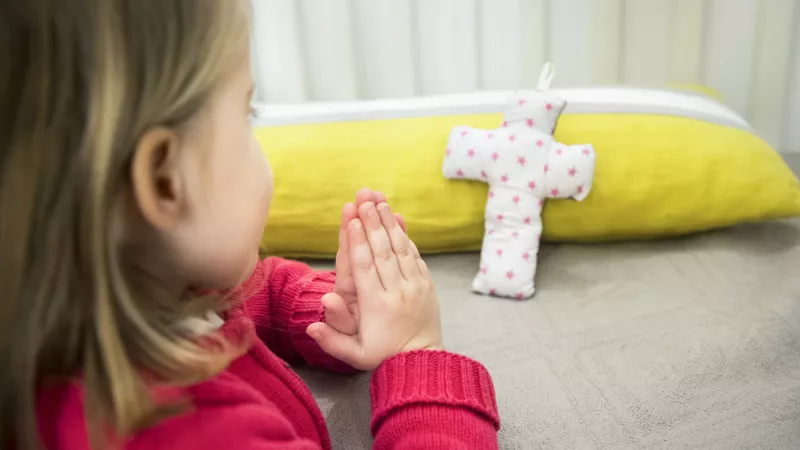 Initier les enfants à la prière, cela se fait par des gestes simples ©Corinne Simon / Hans Lucas