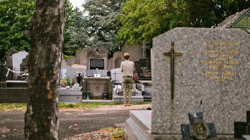 Outre la baisse de fréquence des visites au cimetière, de nombreux rites funéraires ont peu à peu disparu. ©Adrien Fillon / Hans Lucas