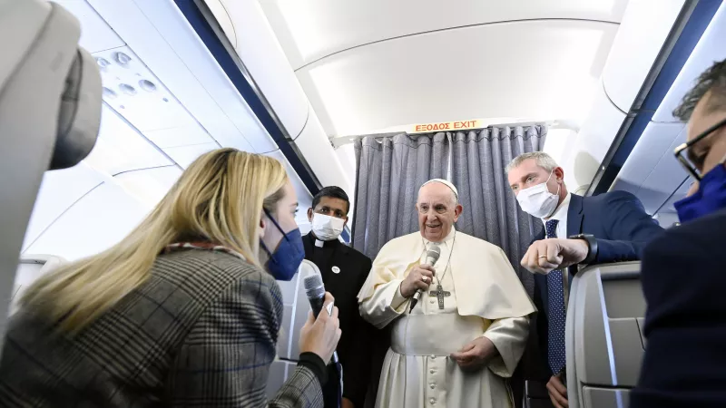 Vatican Media / Hans Lucas. Pendant son voyage en avion, le pape a affirmé avoir très mal au genou.