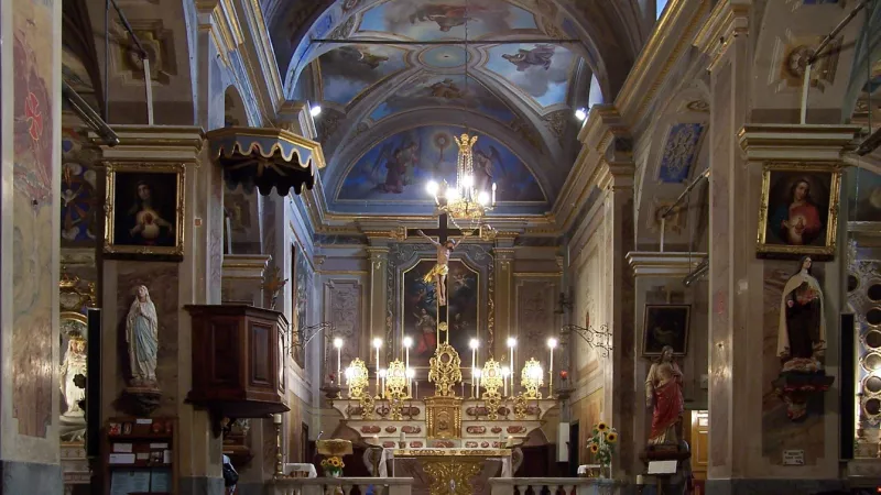 L'intérieur de l'église de Roquebrune-Cap-Martin - CC BY-SA 3.0, https://commons.wikimedia.org/w/index.php?curid=578468