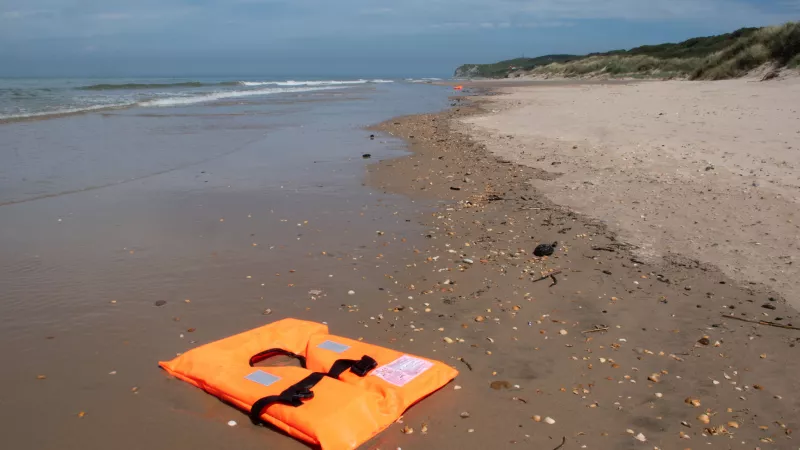 Restes d'une tentatives de traversée de la Manche, échoués sur la plage de Wissant, à quelques kilomètres de Calais. © Helene DECAESTECKER / HANS LUCAS / APJ