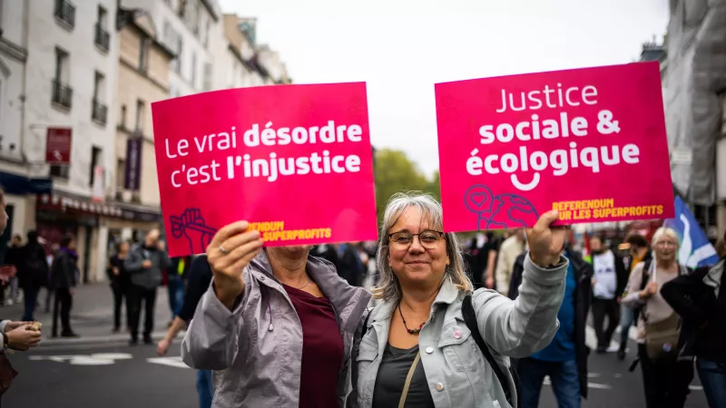 Des militantes lors d'une manifestation contre la vie chère et l'inaction climatique, à Paris, en novembre 2022. © Xose Bouzas / Hans Lucas