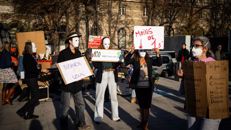 À l'appel de la coalition mondiale pour la COP27, une manifestation à Paris pour pour faire entendre la voix des citoyens, le 12/11/2022 ©Xose Bouzas / Hans Lucas