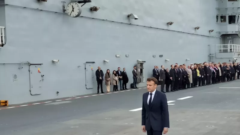 Emmanuel Macron à bord du porte-hélicoptères amphibie Dixmude. @TS