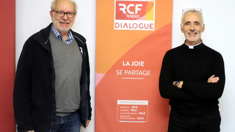 Jean Charmois et le père Bernard Lucchési dans les studios de Dialogue RCF ©Robert Poulain