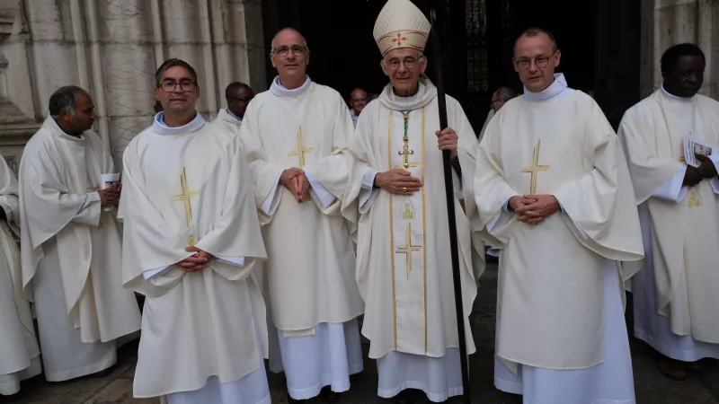 Les 3 nouveaux diacres et Mgr Roland Notre Dame de Bourg photo de JF Grimmer