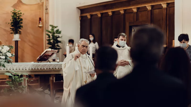 En France, sur les 10.000 prêtres diocésains en exercice, 3.000 ont plus de 75 ans ©Gabriella Clare Marino on Unsplash